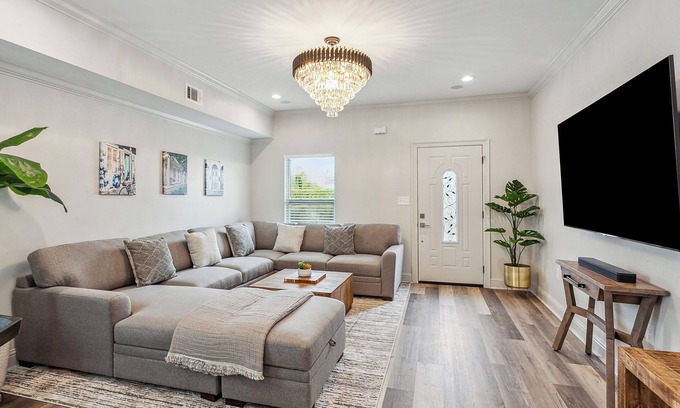 Tulane - Gravier Casa | Beautiful 5 Bedroom 5 en suite Bath luxury home by the Superdome