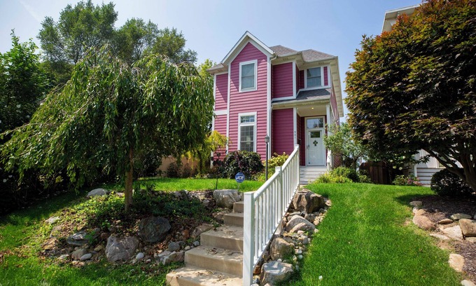 Northeast South Bend Casa | Beautiful 5 bedroom home, walk to campus and Eddy Street Commons