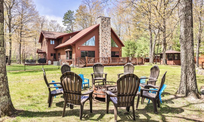 St Germain Casa | Beautiful 5 bedroom with lake side gazebo and hot tub!