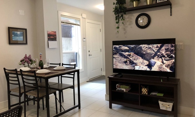Burnaby Casa | Beautiful 5 star 2 bd suite near bus&shopping