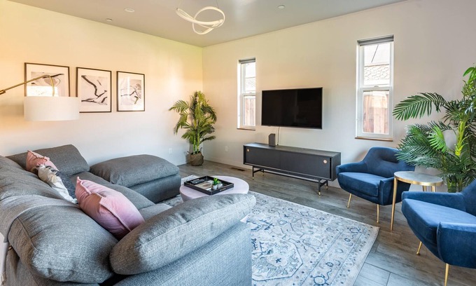 Northside Casa | Beautiful 5BR House in San Jose w/Fenced Yard