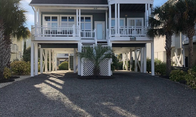Ocean Isle Beach Casa | Hermosa casa nueva 5BR cerca de la playa familiar con acceso a la piscina