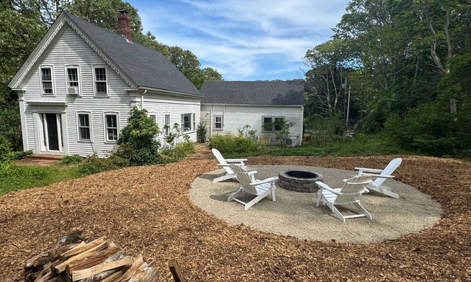 Wellfleet Casa | Beautiful 6 BD/3BA Private Historic Home in Pastoral Setting