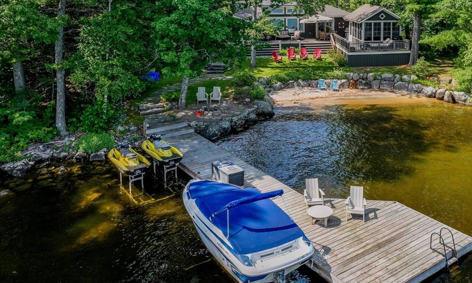 Muskoka Lakes Cabaña | Beautiful 6 bed, 3 bath on Lake Muskoka, All Season! Sun all Day! Sand Beach!