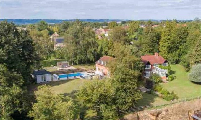 Maidstone Casa | Beautiful 6 Bedroom Home with Pool & Hot Tub