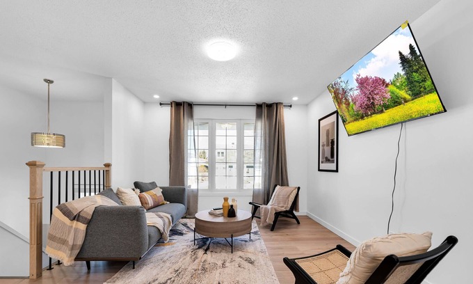 Downtown Gatineau Casa | Beautiful 6 bedroom home with sunroom -- 10 mins from Downtown Ottawa