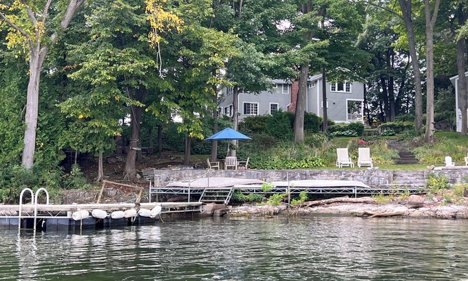 Charlotte Casa | Beautiful 6-bedroom lake front summer house in charming Charlotte