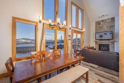 Wildernest Casa | Beautiful 7 BEDROOM, 3 gathering areas, pool table, hot tub, and huge deck with 360-degree views!