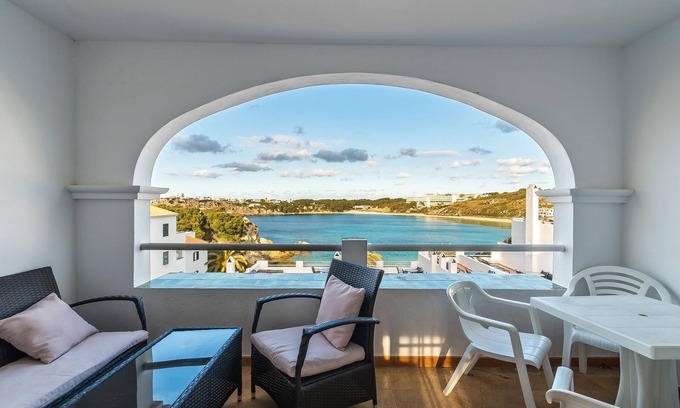 Arenal d'en Castell Apartamento | Hermoso apartamento con Wi-Fi, piscina, terraza y vista al mar