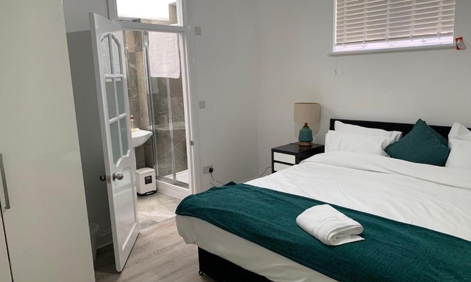 Loxford Casa | Beautiful All room En-suite 4 bedrooms house , Free parking, WiFi, Corporate, Contractors, Family relocation, CONTACT US FOR LONG TERM RATE