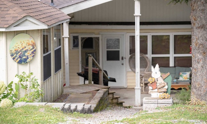 Moonbeam Cabaña | Beautiful All Season Cottage on Remi Lake