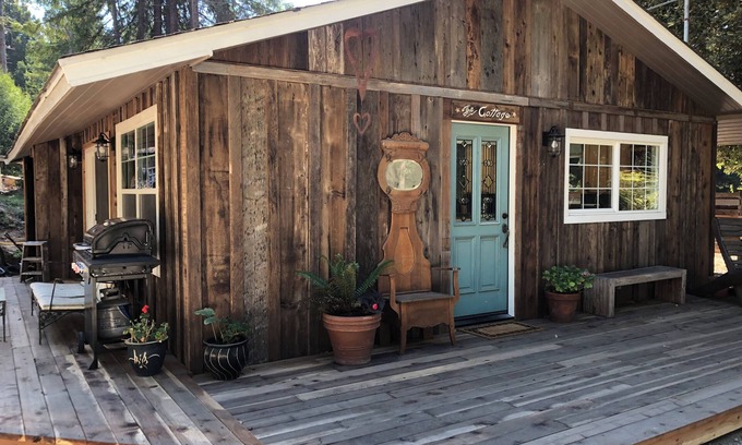 Fort Bragg Cabaña | Beautiful and Charming Cottage with Hot Tub