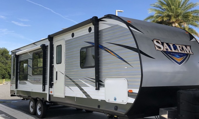 Okeechobee Casa | Beautiful and Clean 2019 Forest River Salem 27RE
