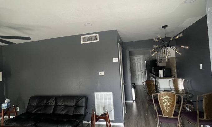 Spring Branch Central Apartamento | Beautiful and peaceful place right next to the mall!