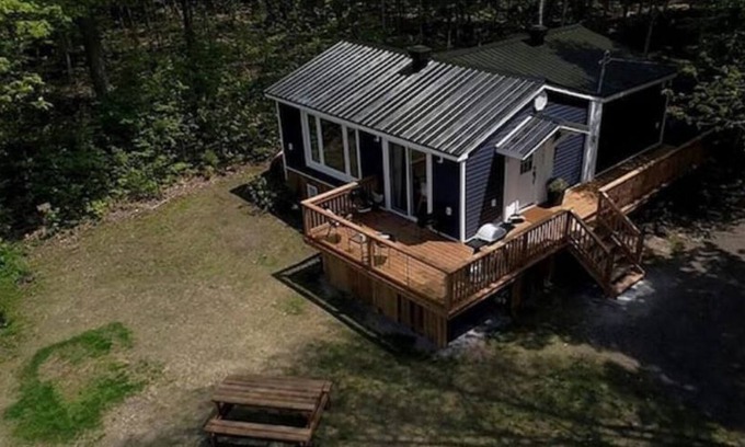 Elizabethtown-Kitley Cabaña | Beautiful and Secluded Waterfront Cottage