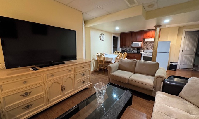 Chestermere Apartamento | Beautiful and spacious lower unit