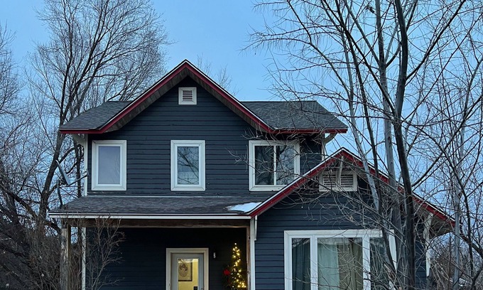 Carbondale Casa | Beautiful and spacious home located 5 minutes drive from downtown Carbondale.