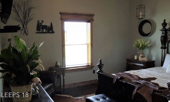 Pittsburg Casa | Beautiful and spacious home on a private 15 ac. lake in East Texas