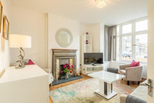 Cambridge Casa | Beautiful and Spacious Cambridge Home with Free Parking & Garden!