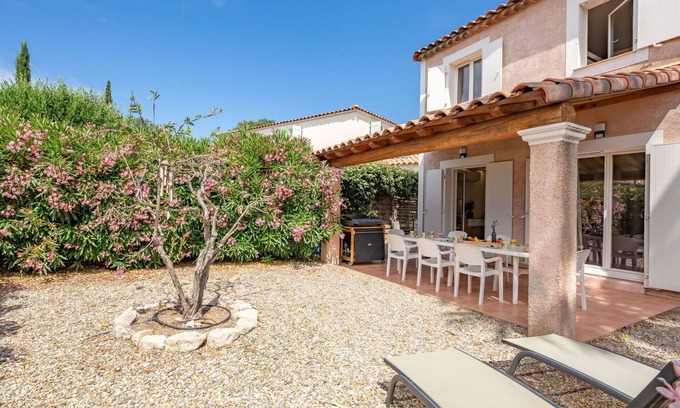 La Rouviere Apartamento | Hermoso apartamento para 8 personas con A/C, WIFI, piscina, TV y patio