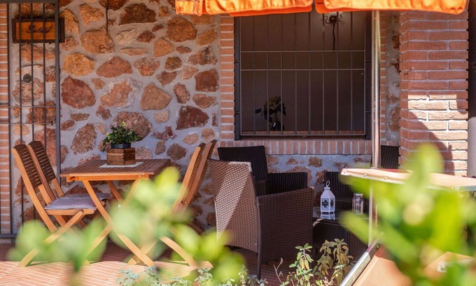 La Pesta Casa | Acogedor apartamento en villa para 2 personas con A/C, WIFI, TV, terraza y mascotas permitida