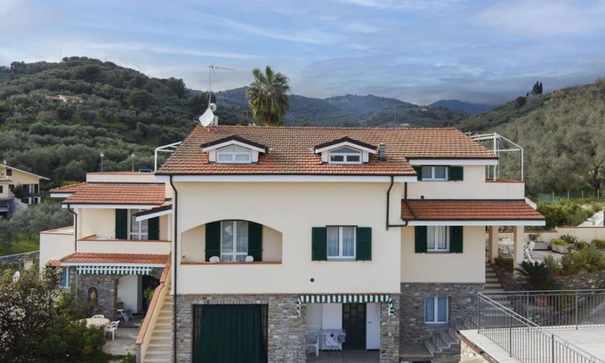 Diano Castello Apartamento | Bonito apartamento con WIFI, piscina, TV, terraza, mascotas permitida y aparcamiento