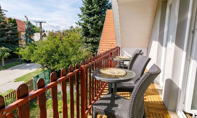 Balatonszemes Apartamento | Bonito apartamento para 6 personas con A/C, WIFI, TV y balcón