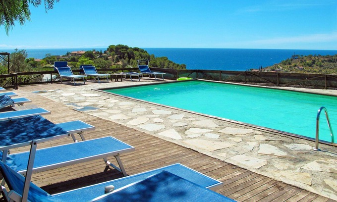 San Lorenzo al Mare Casa | Apartamento en villa con A/C, piscina, patio, mascotas permitida, vista panorámica, aparcamiento