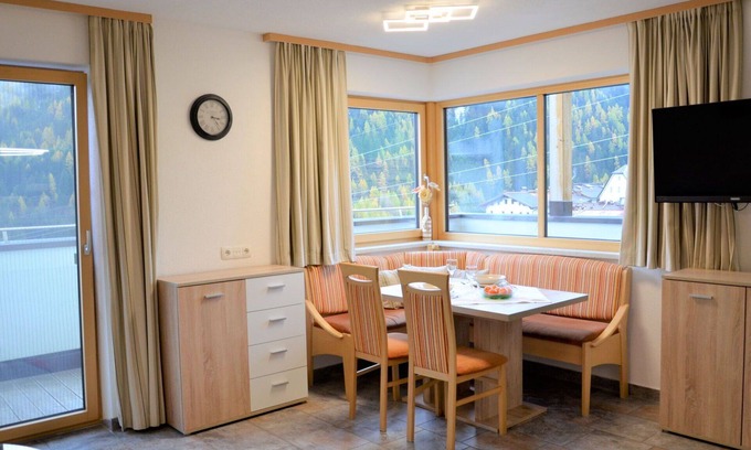 Sankt Anton am Arlberg Villa | Acogedor apartamento en villa con WIFI, TV, balcón, mascotas permitida y vista panorámica