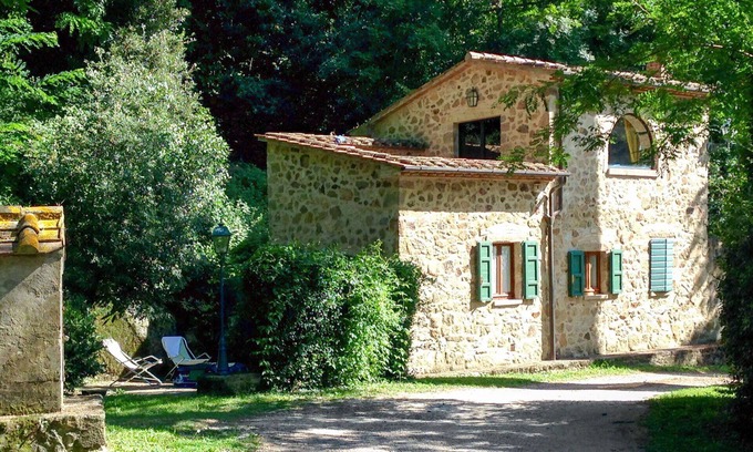 Roccastrada Villa | Bonito apartamento en villa con piscina, WIFI, TV, patio, mascotas permitida y aparcamiento