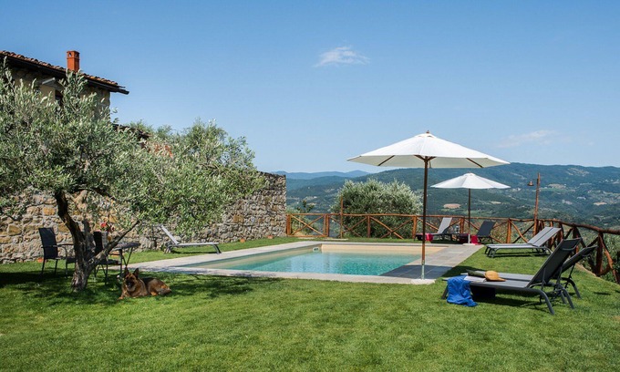Pontassieve Casa | Acogedor apartamento en villa con A/C, piscina, WIFI, TV, patio, vista panorámica y aparcamiento