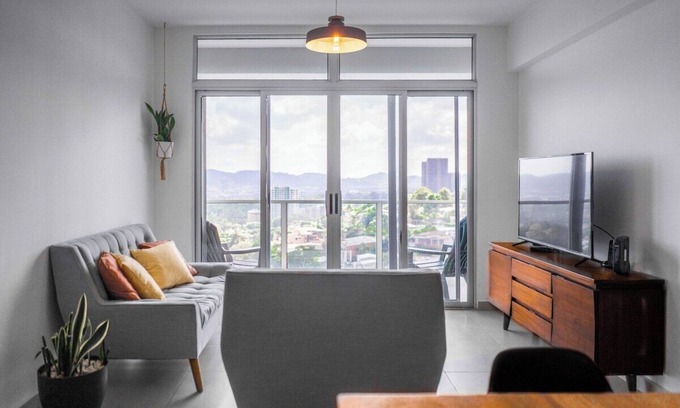 San Salvador Apartamento | Beautiful Apartment in Escalón! City & Volcano Views!