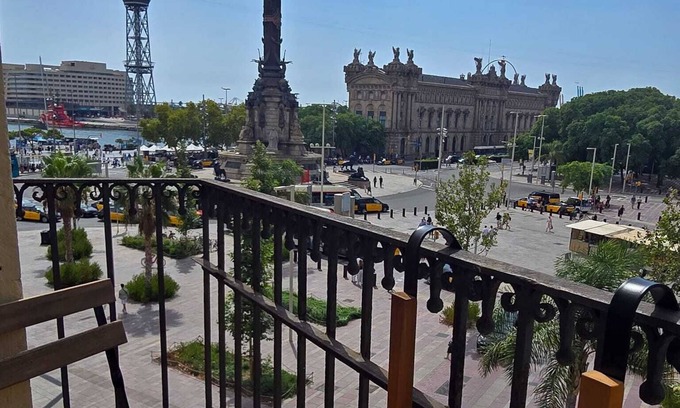 Barrio Gótico Apartamento | COLONIAL CORNER ON LAS RAMBLAS WITH SEA VIEWS