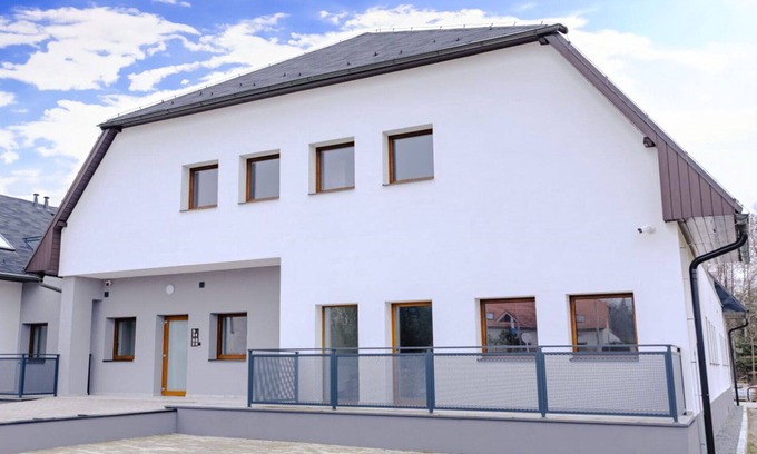 Trebon Apartamento | Acogedor apartamento para 5 personas con WIFI, TV, terraza, vista panorámica y aparcamiento