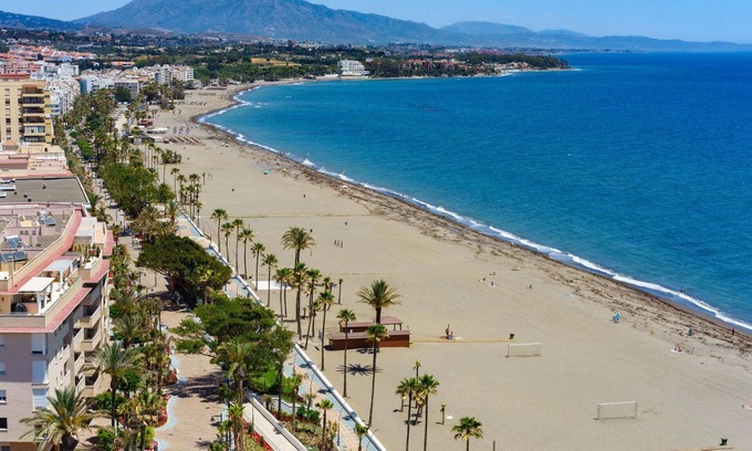 Urbanización Puerto de Estepona Apartamento | Beautiful apartment for 6 guests with A/C, WIFI, hot tub, pool, TV, terrace and parking
