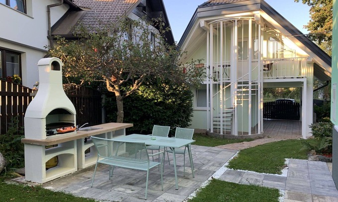 Lesce Apartamento | Hermoso apartamento para 4 personas con WIFI, piscina, A/C, TV y patio
