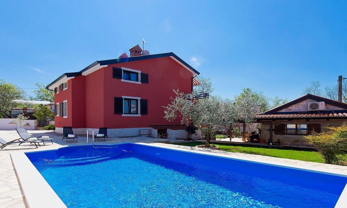 Valica Apartamento | Precioso apartamento para 6 personas con WIFI, piscina privada, A/C, TV, terraza y aparcamiento