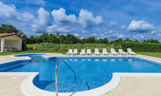 Debeljuhi Apartamento | Precioso apartamento para 4 personas con A/C, WIFI, piscina, TV, terraza y aparcamiento