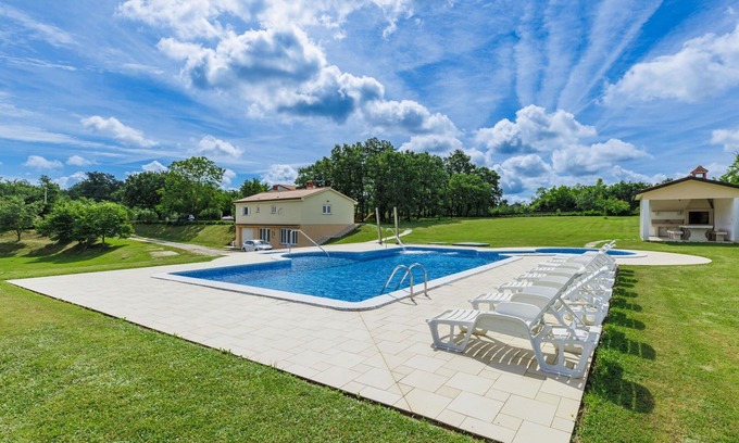 Debeljuhi Apartamento | Hermoso apartamento para 4 personas con piscina, WIFI, A/C, TV, terraza y aparcamiento