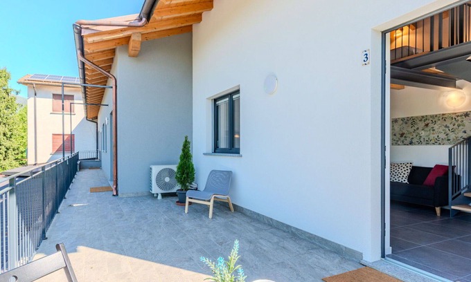 Dervio Apartamento | Hermoso apartamento con piscina, WIFI, A/C, TV, patio, vista panorámica y aparcamiento