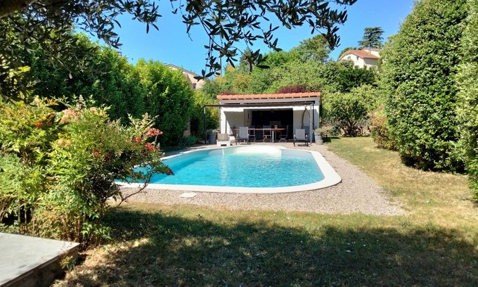 Millau Apartamento | Beautiful apartment in a garden with trees on the edge of a swimming pool