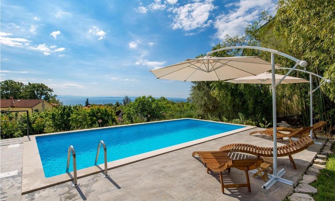Ika Apartamento | Beautiful Apartment In Ika With Wifi