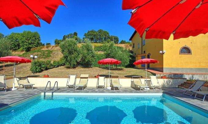 Pontassieve Villa | Apartamento en villa con WIFI, A/C, piscina, TV, mascotas permitida, vista panorámica, aparcamiento