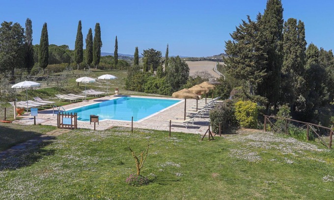 Sughera Villa | Acogedor apartamento en villa con piscina, WIFI, TV, terraza, mascotas permitida y aparcamiento
