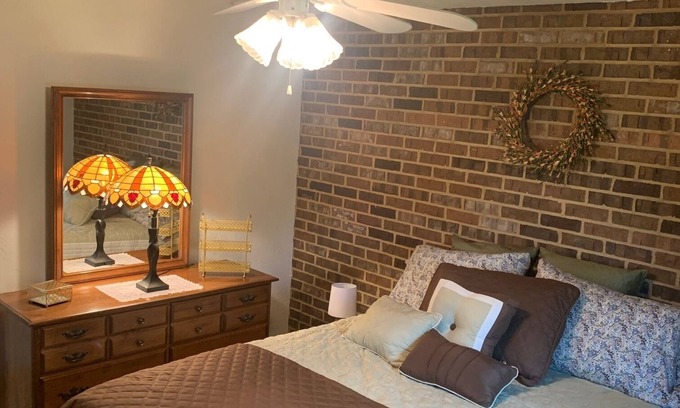 Johnstown Casa | Beautiful Apartment, Lots of room, large sun deck, great relaxing location