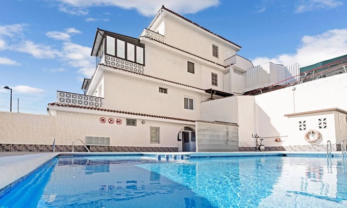 Las Rosas Apartamento | Hermoso apartamento La Marina con vistas a la montaña, Wi-Fi, terraza y piscina compartida