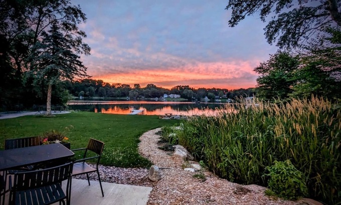West Bend Apartamento | Beautiful apartment overlooking Lake Wallace. Bring your boat!