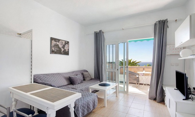 Morro Jable Apartamento | Apartamento junto a la playa con terraza y vistas al mar; Aparcamiento en la calle disponible