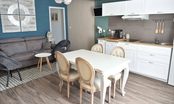 Pezenas Apartamento | Beautiful apartment T3, private parking "Au logis de Pézenas".