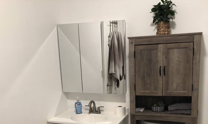 South Broadway Apartamento | Beautiful Apartment w/laundry 10 minutes from downtown Cleveland!